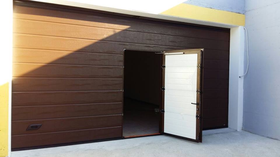 installazione porta da garage a orte con porta pedonale nel manto