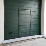 porta da garage installata a canepina colore verde con porta pedonale nel manto