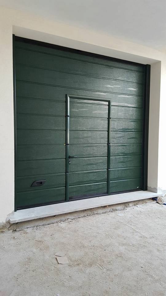 porta da garage installata a canepina colore verde con porta pedonale nel manto