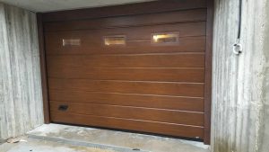 installazione porta da garage coibentata con oblò