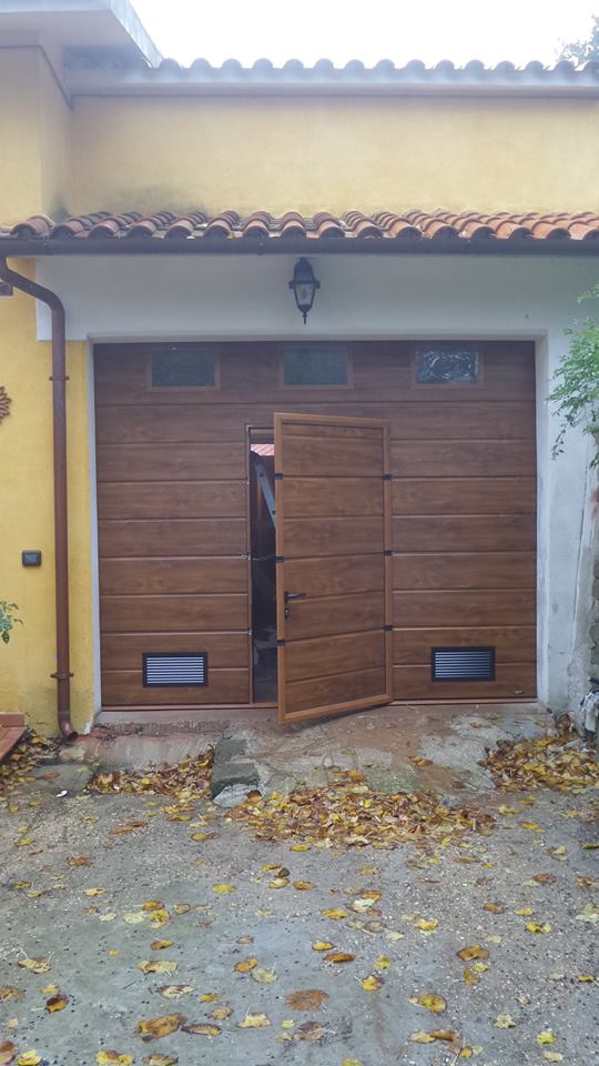 porta-sezionale-da-garage-con-porta-pedonale